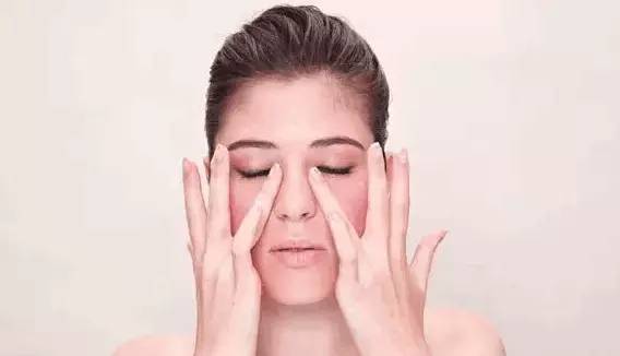 眼睛浮腫黑眼圈，4類眼部問題按摩法搞定！