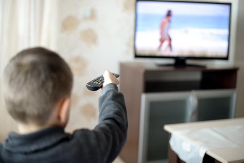 警惕看電視誘發兒童遠視眼! 警惕看電視誘發兒童遠視眼!