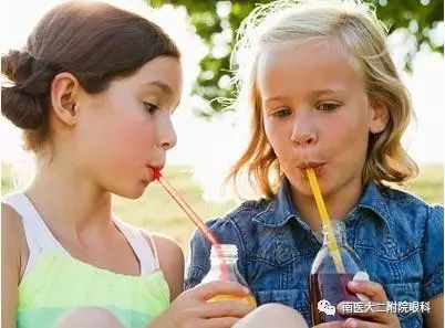 注意!近視眼患者要少喝碳酸飲料! 注意!近視眼患者要少喝碳酸飲料!