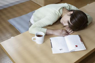 趴著睡壓迫眼睛，小心造成青光眼