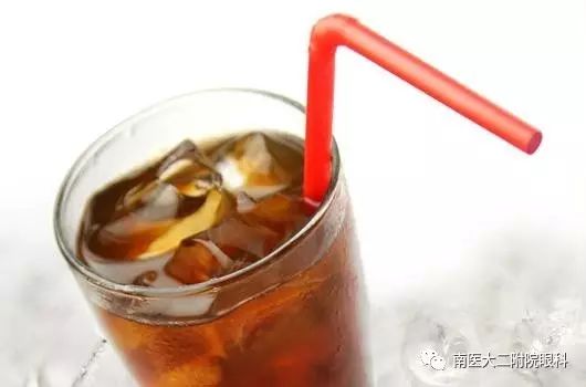 注意!近視眼患者要少喝碳酸飲料! 注意!近視眼患者要少喝碳酸飲料!