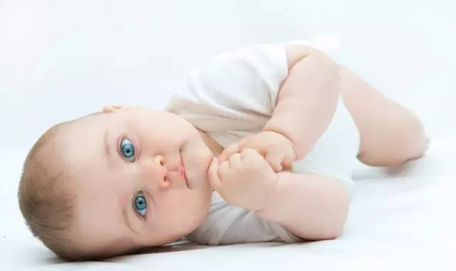 如何才能發(fā)現(xiàn)寶寶的視力問題？