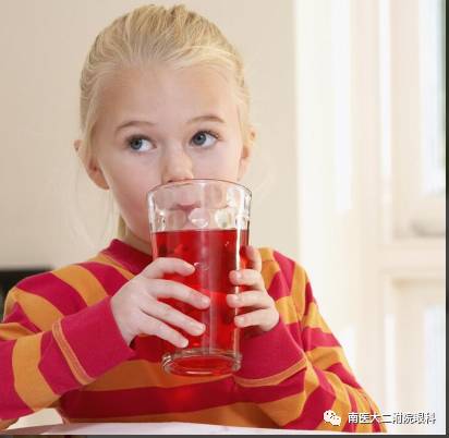 注意!近視眼患者要少喝碳酸飲料! 注意!近視眼患者要少喝碳酸飲料!