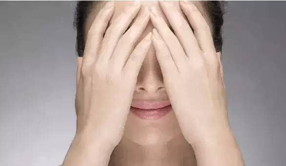 眼睛浮腫黑眼圈，4類眼部問題按摩法搞定！