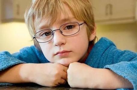 長期戴眼鏡導致眼睛變形怎么辦？