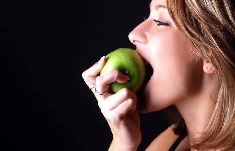 手機玩太久，眼睛干澀？這8個護眼小技巧你一定要學會