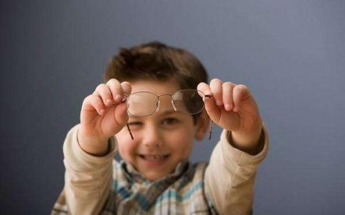 讓孩子從小養成十個遠離<a href=http://www.gyfww.com/tags-近視.html target=_blank class=infotextkey>近視</a>習慣 讓孩子從小養成十個遠離近視習慣