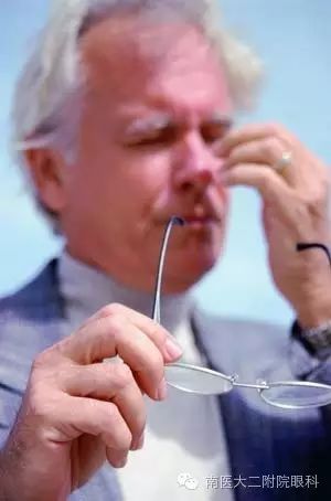 視網膜脫落的癥狀有哪些? 視網膜脫落的癥狀有哪些?