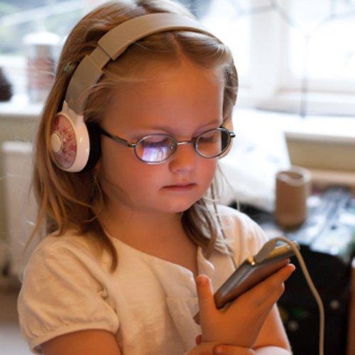 智能手機(jī)成為孩子近視的主因 智能手機(jī)成為孩子近視的主因