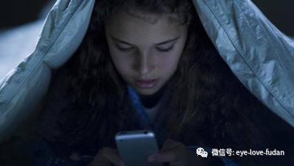深夜手機黨的危害知多少? 深夜手機黨的危害知多少?