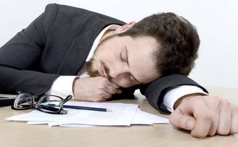 趴著午休睡出高度近視? 趴著午休睡出高度近視?