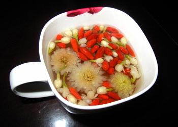 用眼過(guò)度問(wèn)題嚴(yán)重，保護(hù)視力可以多喝點(diǎn)什么？