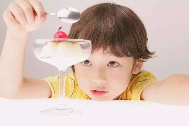 近視的孩子為什么越來越多？千萬別吃這個！