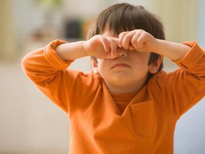 寶寶為什么揉眼睛？只是困了那么簡(jiǎn)單嗎？