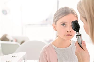 為什么孩子歪著頭看東西？