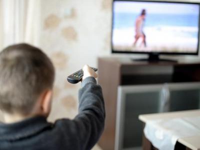 警惕看電視誘發(fā)兒童遠(yuǎn)視眼！