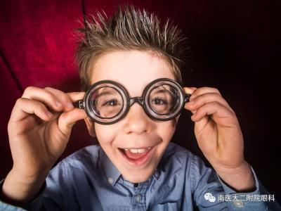 戴眼鏡后，眼睛度數不斷的增加，到底是誰的錯？