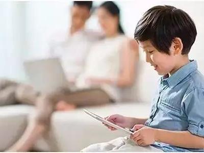 別做近視“幫兇”，生活中應(yīng)及時(shí)糾正孩子錯(cuò)誤用眼