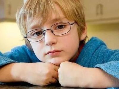 長期戴眼鏡導致眼睛變形怎么辦？