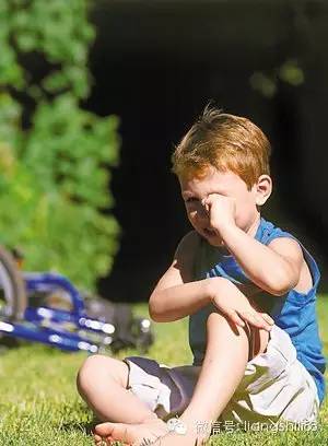 兒童走路易摔跤或弱視導致