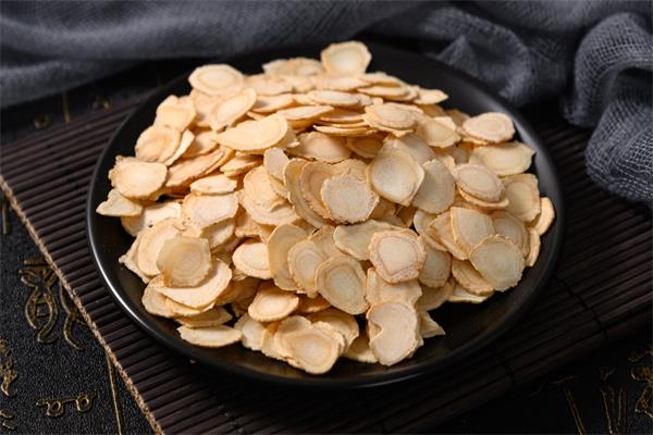 白參和西洋參的區別?白參和紅參的區別-易網健康<a href=http://www.gyfww.com/jkys/ target=_blank class=infotextkey>養生</a>網 白參和西洋參的區別?白參和紅參的區別