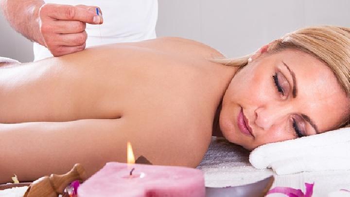 女性月經(jīng)期間易長痤瘡! 中醫(yī)針灸如何治療痤瘡?