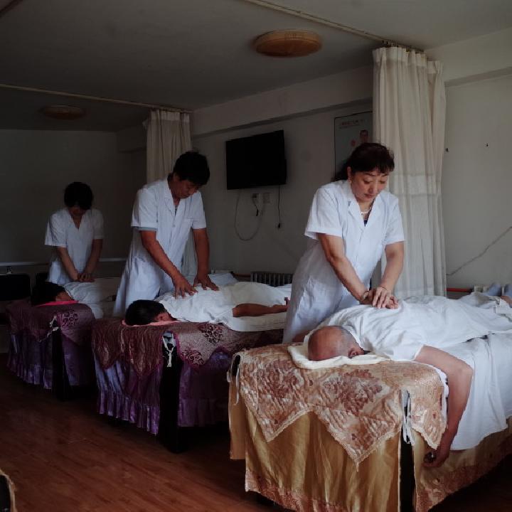 晚上睡覺發生落枕該如何緩解?教你按摩落枕穴緩解落枕痛苦-易網健康養生網 晚上睡覺發生落枕該如何緩解?教你按摩落枕穴緩解落枕痛苦