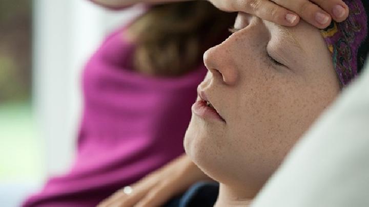 感冒發(fā)燒怎么辦才能有效緩解？中醫(yī)穴位按摩巧退感冒發(fā)燒