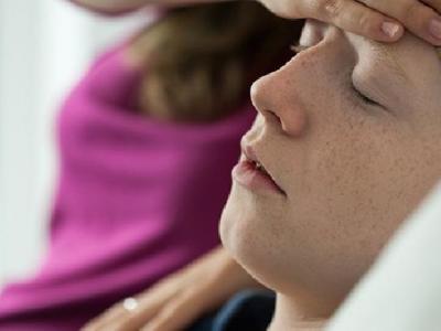 感冒發燒怎么辦才能有效緩解？中醫穴位按摩巧退感冒發燒