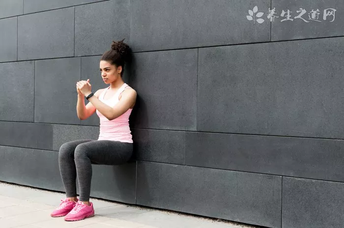 如何完成標準的深蹲